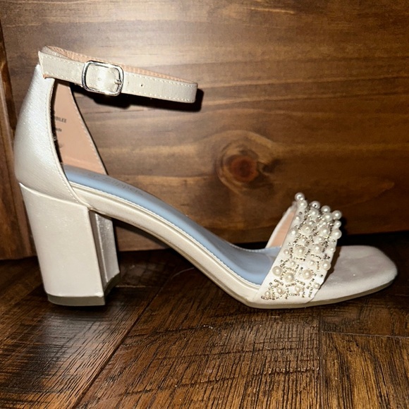 Elegant Pearl Embellished Block Heel Sandals - Picture 1 of 5